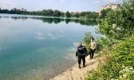 Bagni proibiti (e pericolosi) nel laghetto: controlli della Polizia Locale