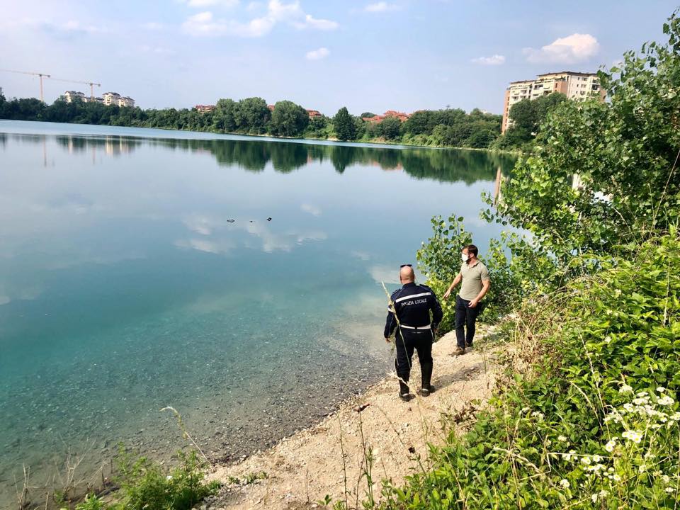 Bagni proibiti (e pericolosi) nel laghetto: controlli della Polizia Locale