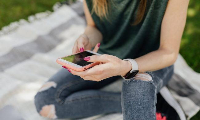 Foto osé in chat, arrestate mamma e figlia 17enne: ricattavano una ragazzina