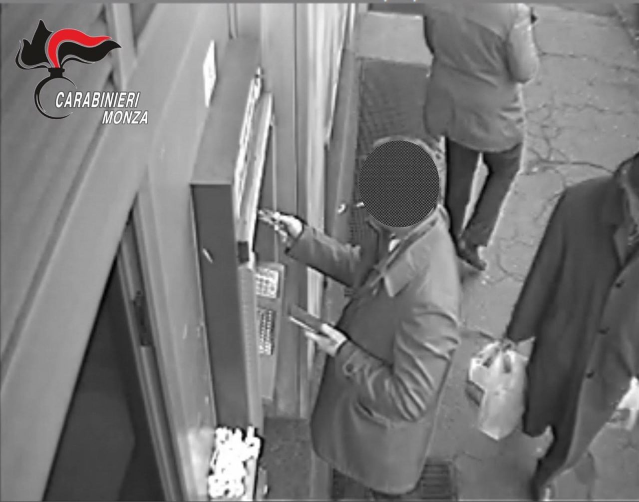 Si finge commerciante di mascherine e truffa un’azienda: arrestato