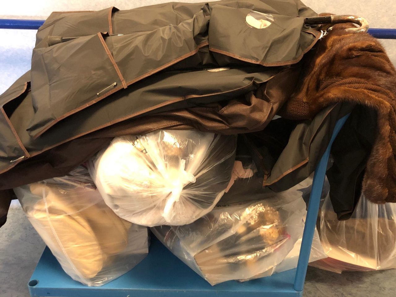 Muore in casa di riposo: foto, gioielli e ricordi finiscono nella pattumiera
