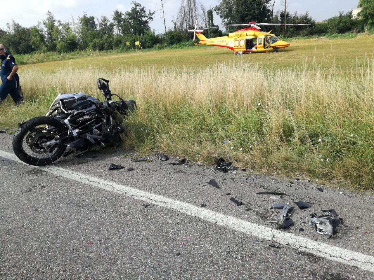 Incidente tra auto e moto sulla Cerca, arriva l’elisoccorso FOTO