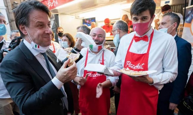 Il premier Conte in piazza assieme ai ragazzi di PizzAut che per lui preparano una pizza speciale FOTO