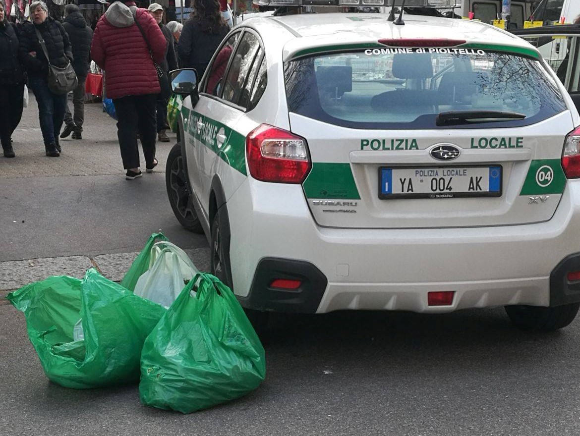 Sequestrano ortaggi al mercato e li regalano alla Caritas