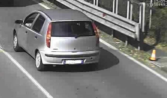 Prima gli va addosso con l’auto, poi lo investe e fugge