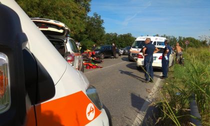 Incidente sulla Rivoltana tra auto e moto, tre persone gravi in ospedale FOTO