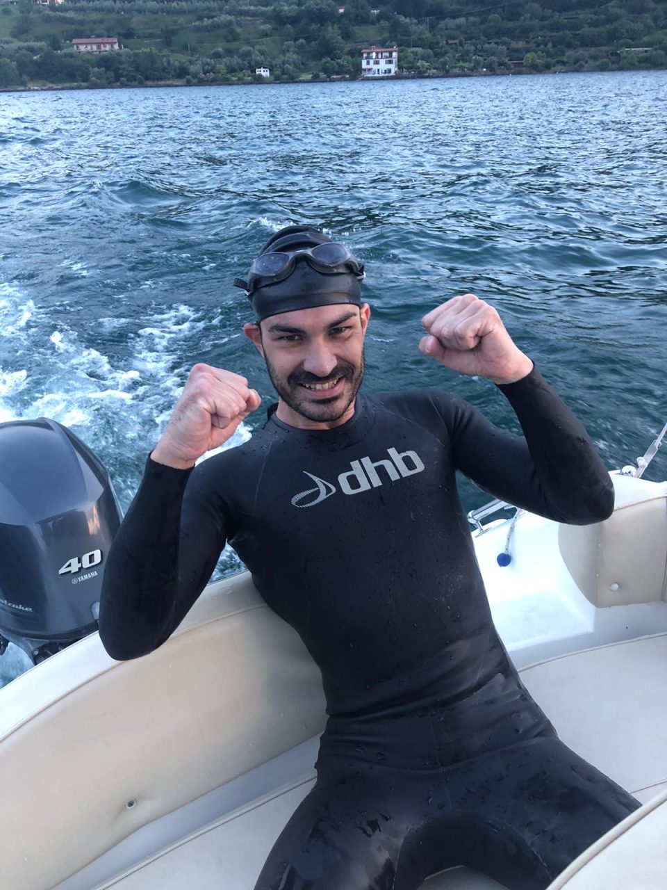 Ha circumnavigato Monte Isola a nuoto