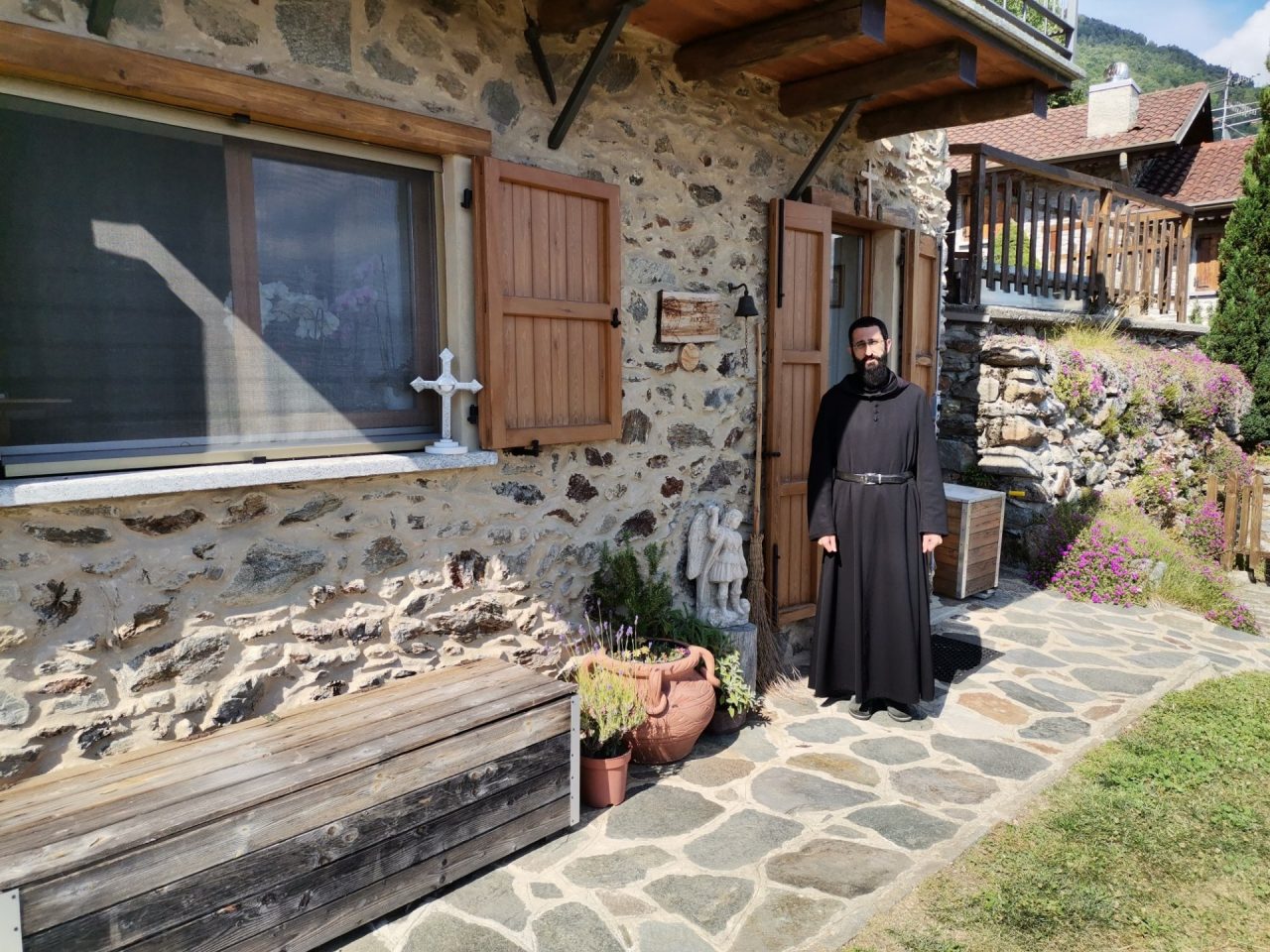 Prega, scrive e traduce. Intervista a padre Michele Di Monte, eremita “made in Martesana”