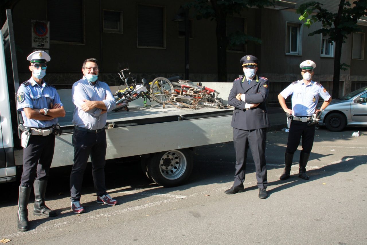 Al Satellite ripulito il cimitero di bici e di motorini abbandonati