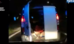 Scappano dai Carabinieri in Tangenziale schivando auto e lanciando la refurtiva VIDEO