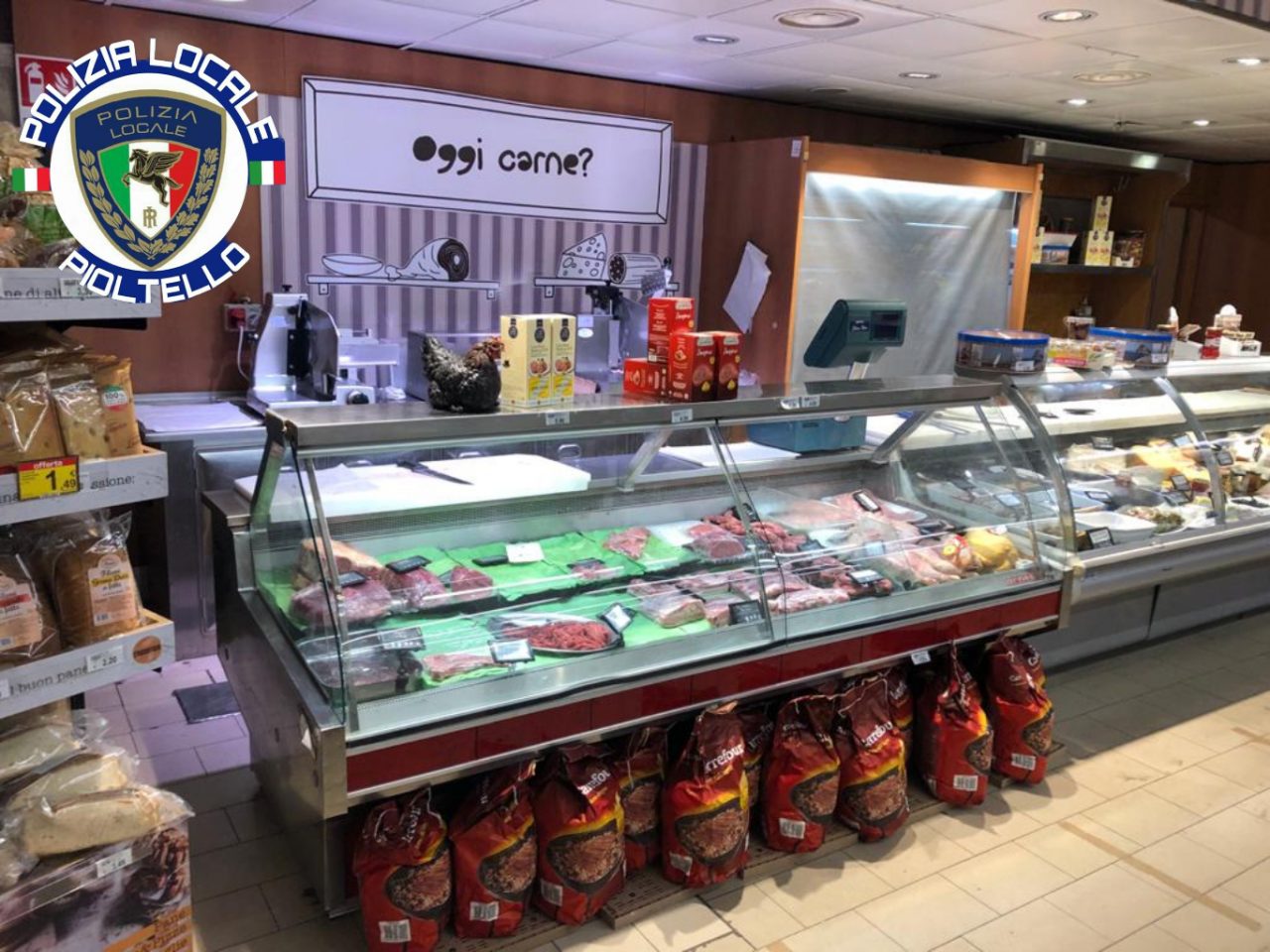 Scarafaggi e cibo scaduto scoperti dalla Polizia Locale in un supermercato