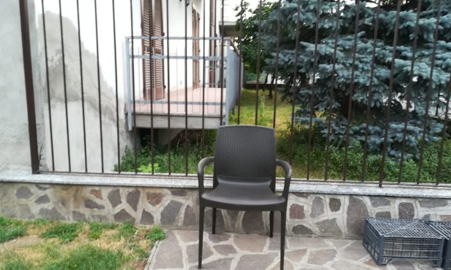 Pensionato scippato nel giardino di casa