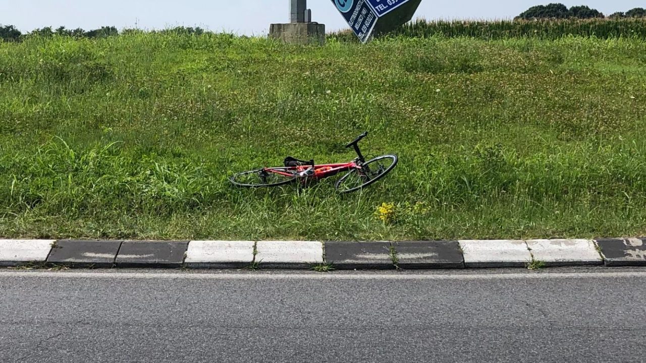 Ciclista finisce contro un’auto lungo la Provinciale