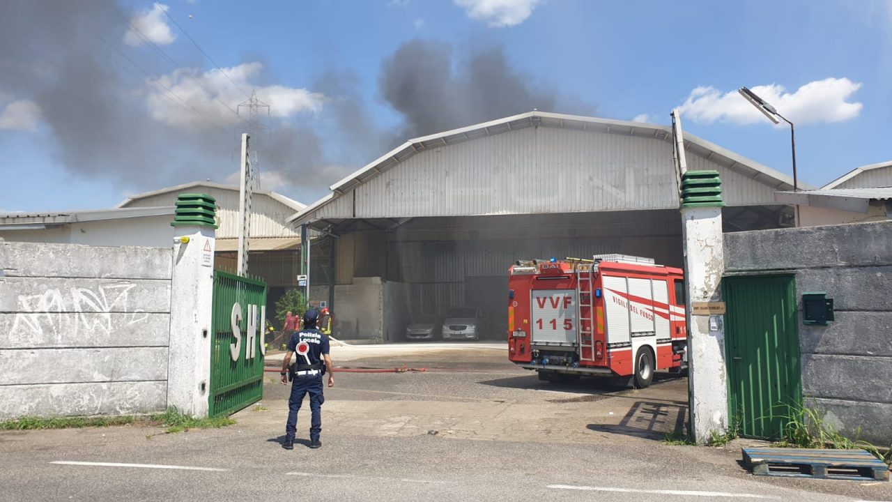 Incendio in un deposito a Caponago FOTO
