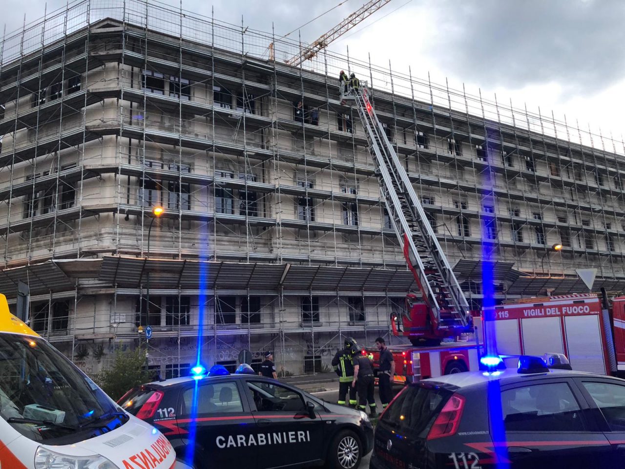 Gli danno dell’omosessuale, si arrampica sul palazzo e minaccia di lanciarsi. Salvato dai carabinieri