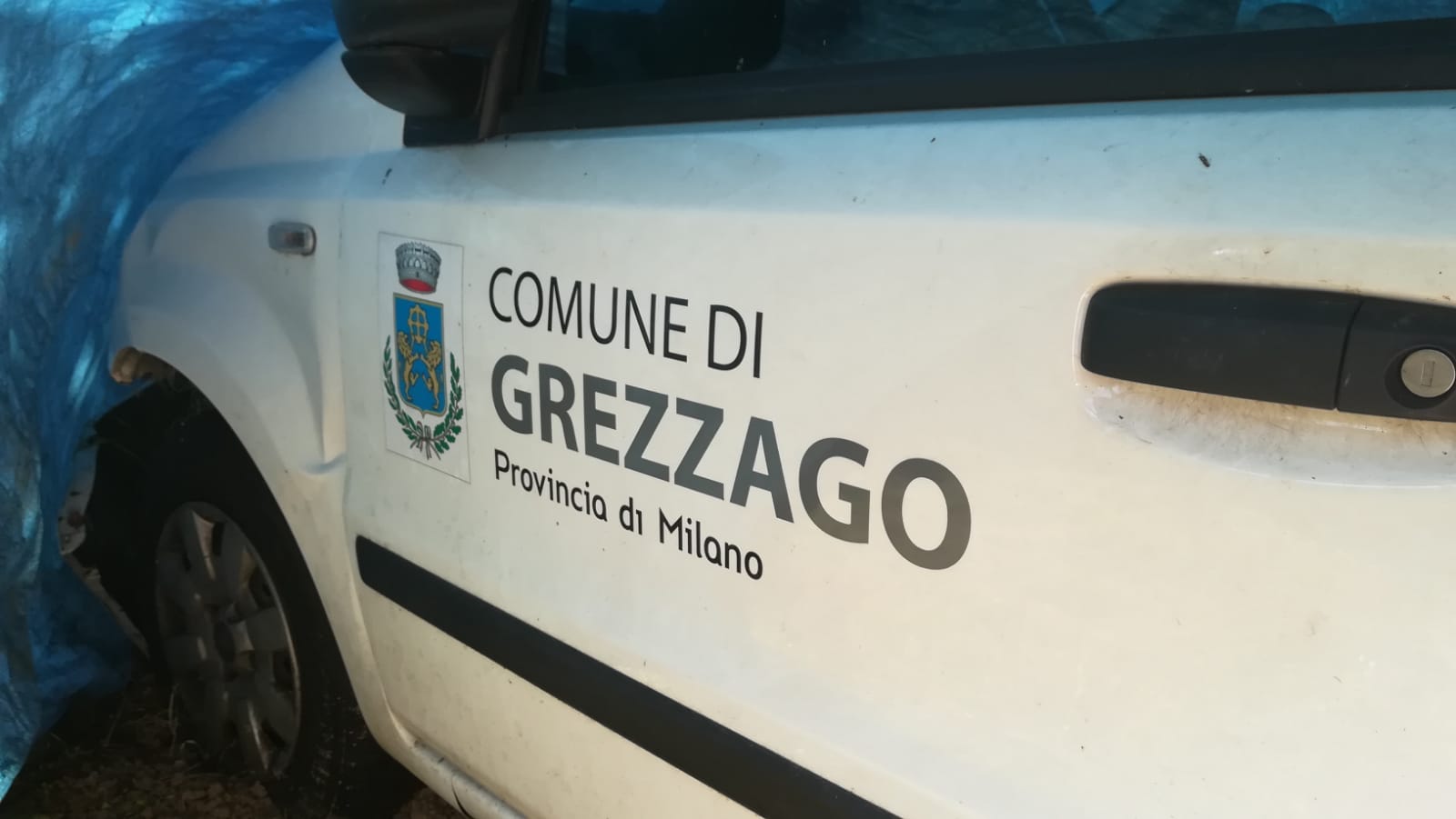 L'auto del Comune di Grezzago abbandonata da oltre un anno in un prato perché incidentata