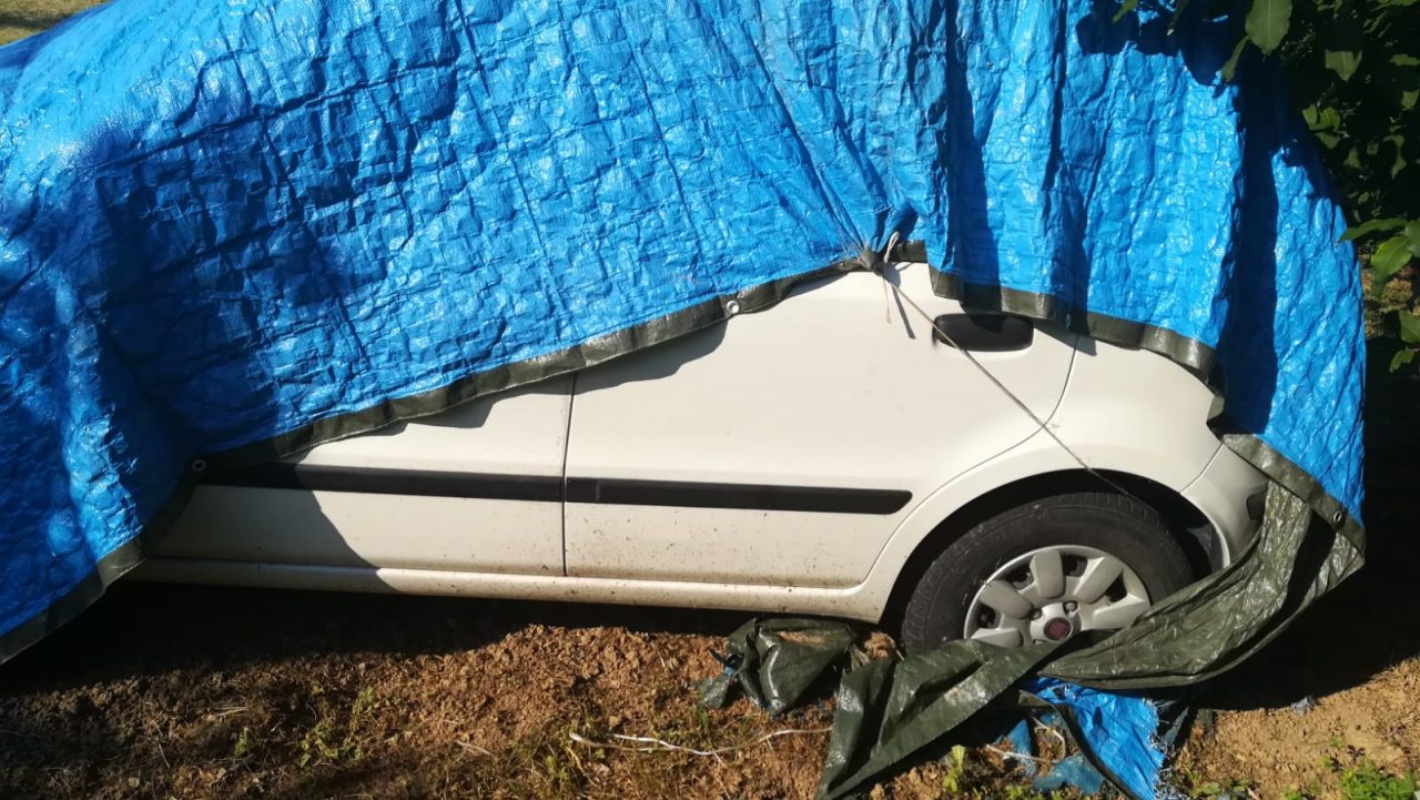 Grezzago, auto comunale inservibile da oltre un anno in un prato FOTO