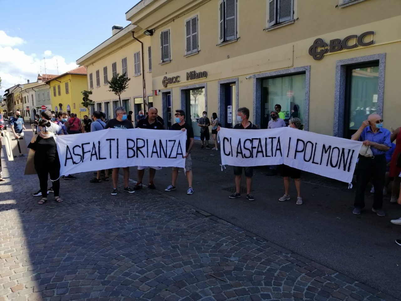 Asfalti Brianza, la protesta dei cittadini arriva in piazza FOTO e VIDEO