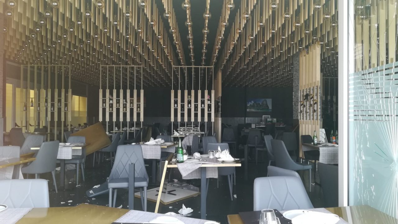 Devasta il locale di sua proprietà a colpi di mazza da cantiere FOTO