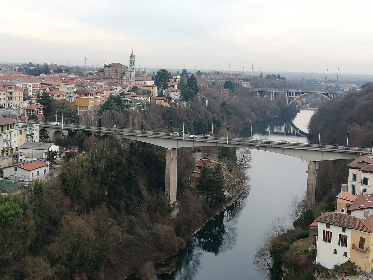 Chiama il 118 e dice: “Voglio buttarmi dal ponte di Trezzo”, ma i Carabinieri la fermano