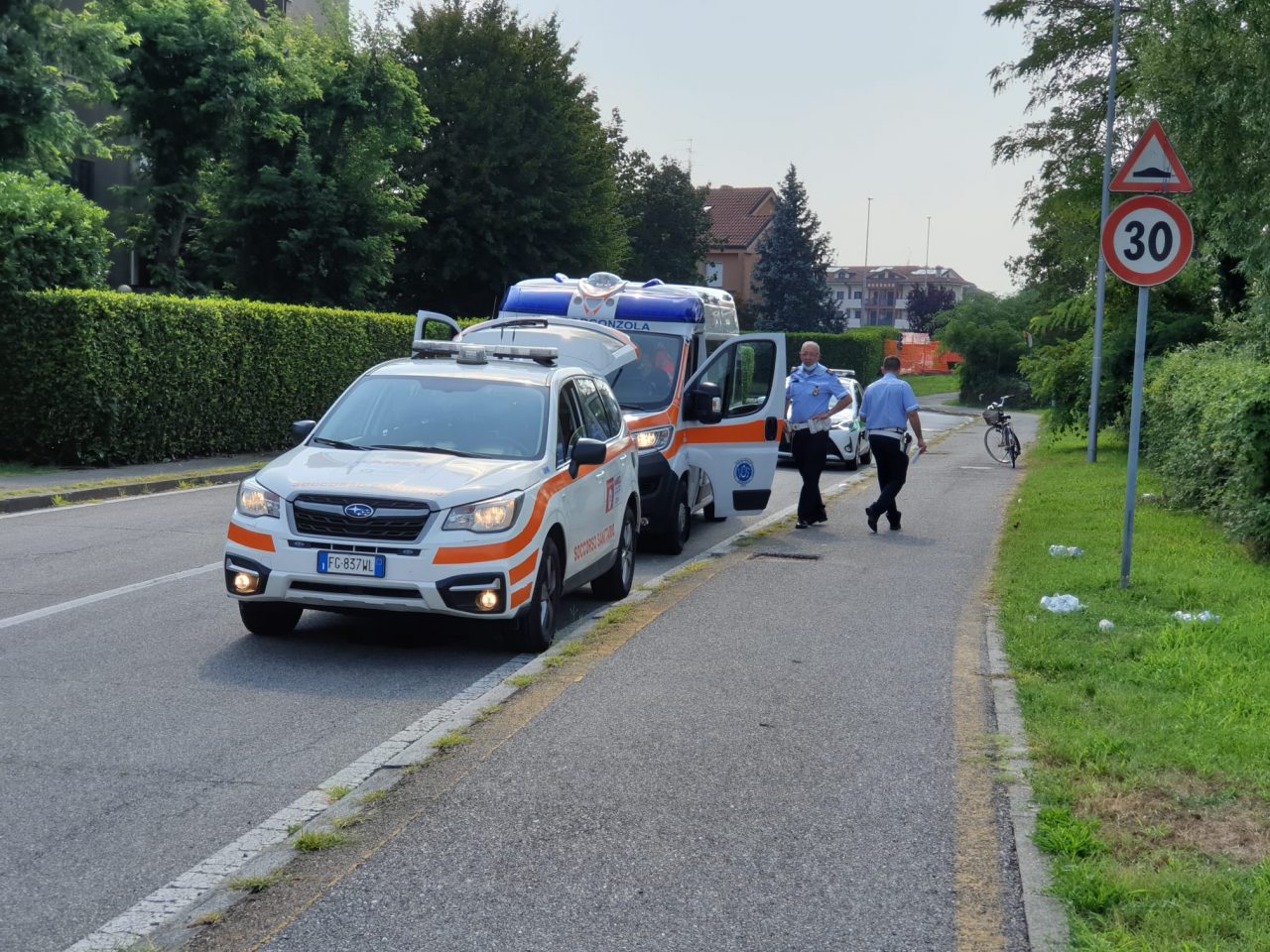 Cade dalla bici, ciclista trasportata in ospedale in codice rosso