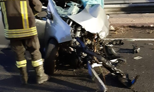 Scontro frontale con un camion sulla Tangenziale Est: muore 27enne, grave 26enne