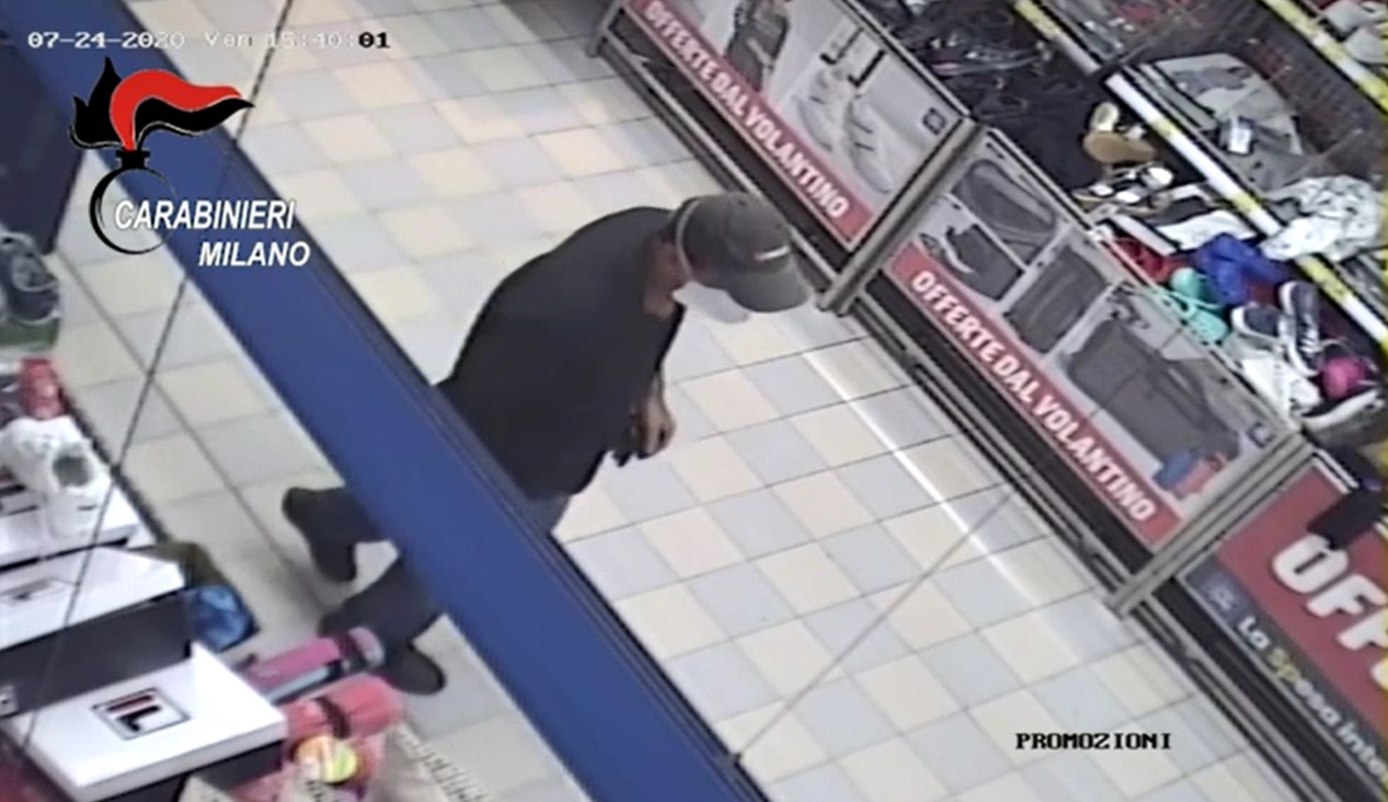 Sparatoria al supermercato, ferita una bambina. Bandito in manette | VIDEO