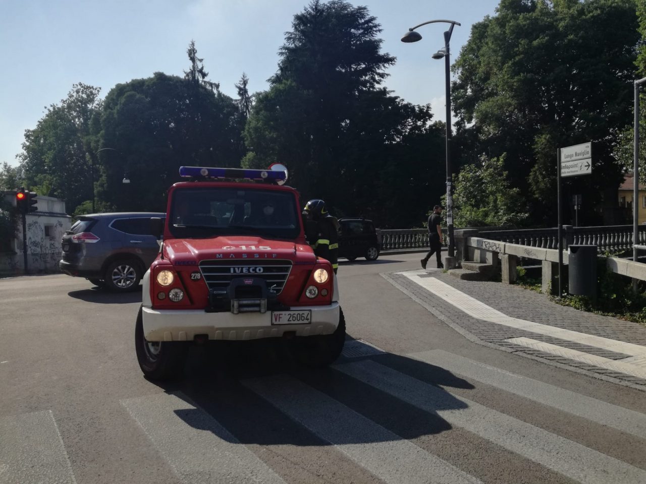 Spinge (per errore) la moglie nel naviglio, salvata dai Vigili del fuoco FOTO