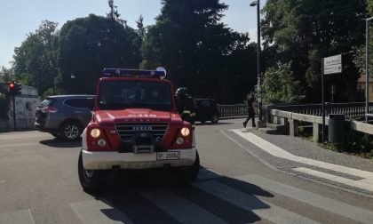 Spinge (per errore) la moglie nel naviglio, salvata dai Vigili del fuoco FOTO