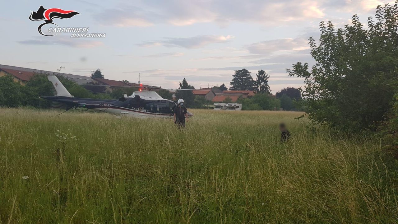 Furti e rapine: Carabinieri atterrano in elicottero nel campo nomadi FOTO