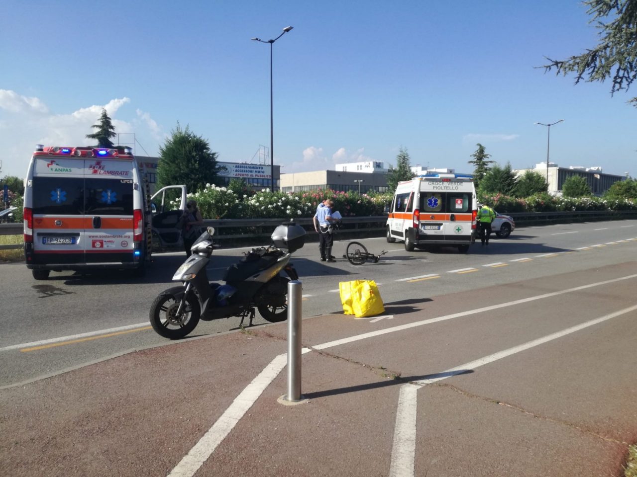 Scooter e bici si scontrano sulle strisce pedonali: tre feriti
