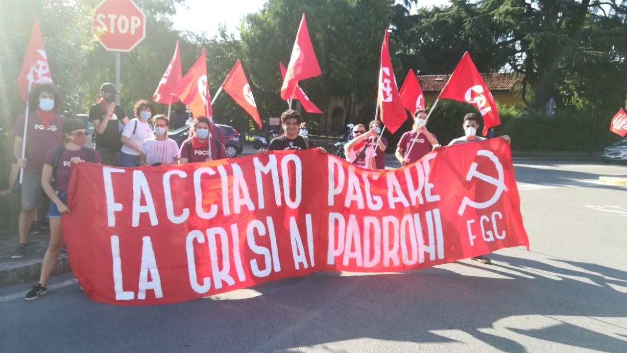 In cassa integrazione da marzo, non hanno ancora visto un euro: operai Maschio in presidio davanti alla Prefettura