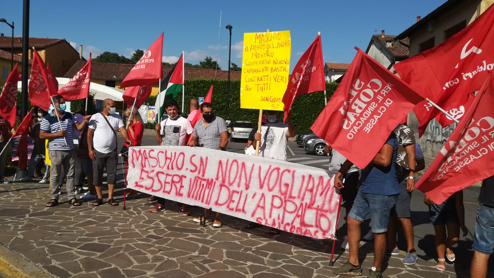 Manifestazione a Trezzo dei lavoratori della Maschio di Grezzago