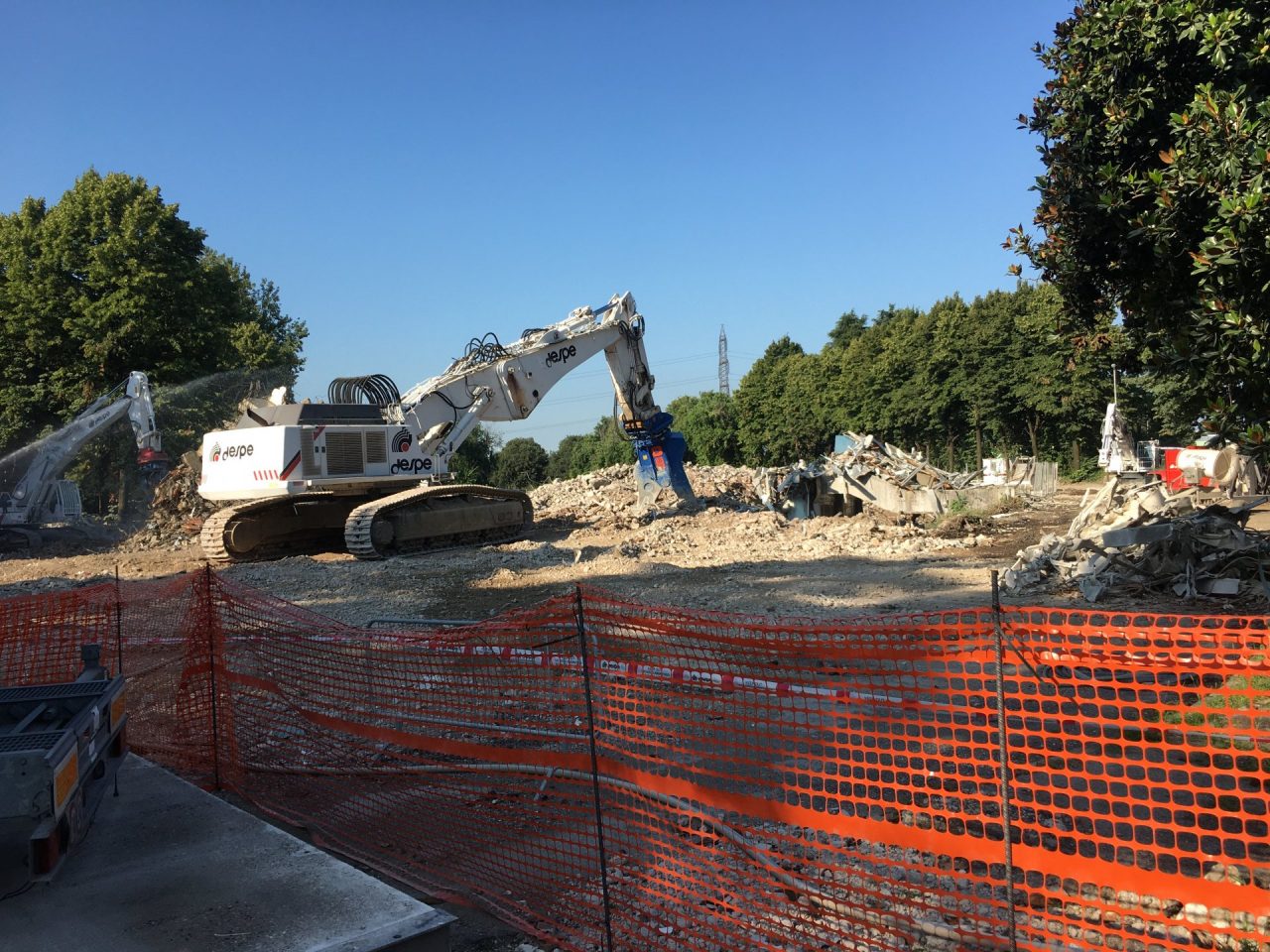 Svolta storica: completamente abbattuto il “Palazzo blu” sulla Padana