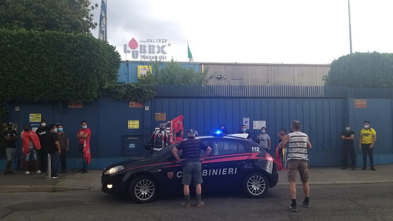Protesta davanti ai cancelli della ditta per difendere il lavoro