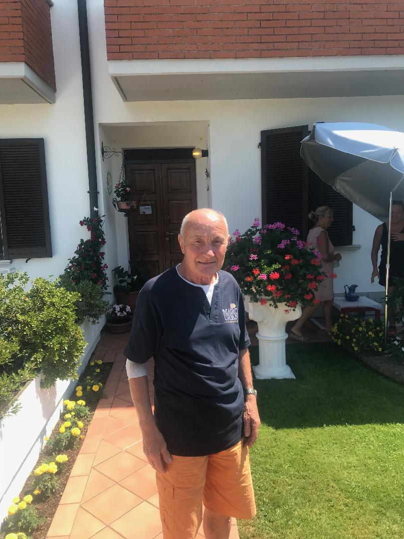 A 82 anni affronta da solo cinque ladri e li caccia di casa