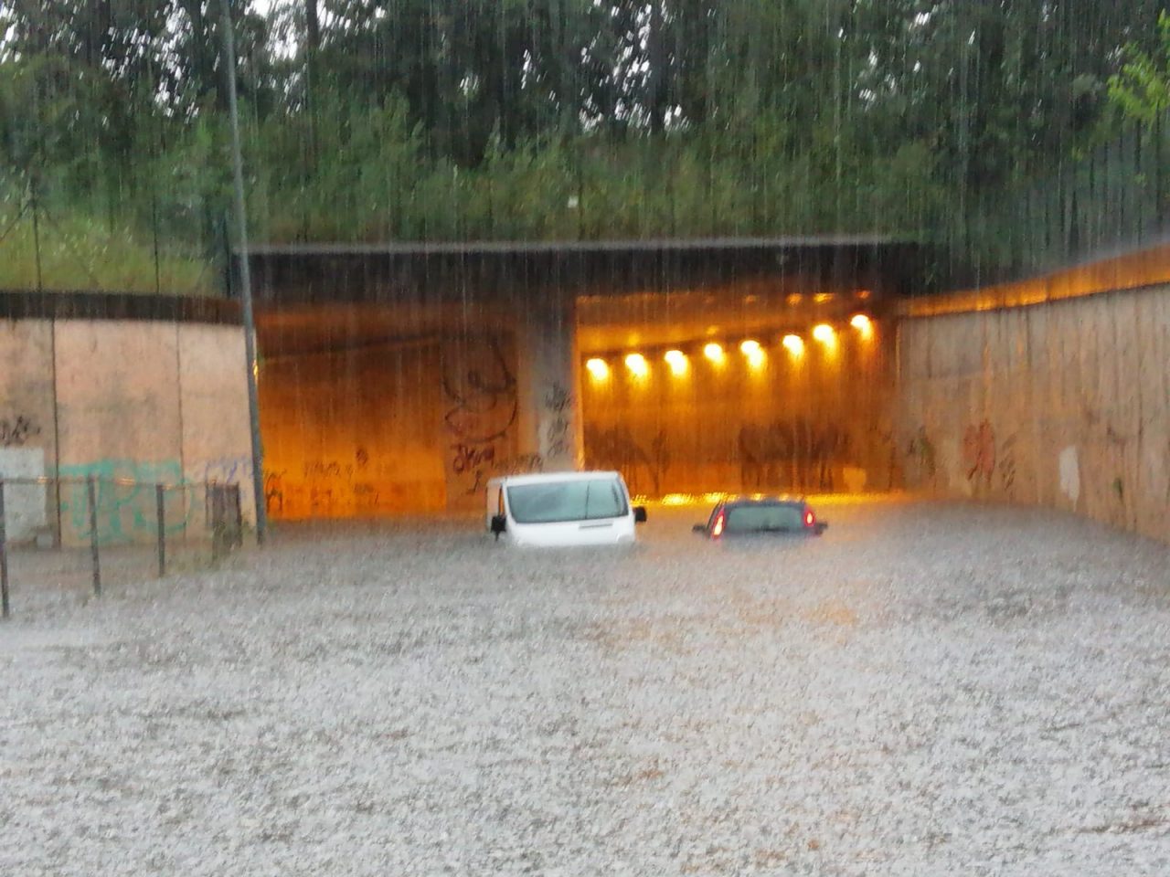 Strade allagate e alberi caduti: anche il Comune finisce sott’acqua FOTO