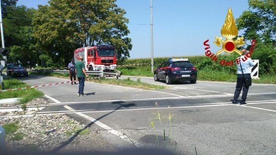 Treno travolge un’auto al passaggio a livello: muore donna di 34 anni FOTO