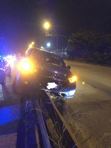 Perde il controllo dell’auto e resta in bilico sullo spartitraffico