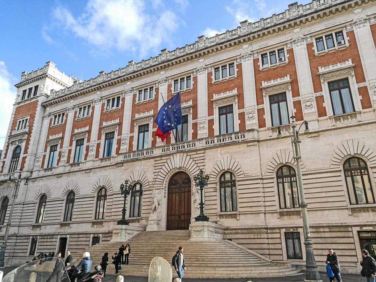 Bonus 600 euro ai parlamentari: “Politici comunali non paragonabili, dovrebbero guadagnare di più”