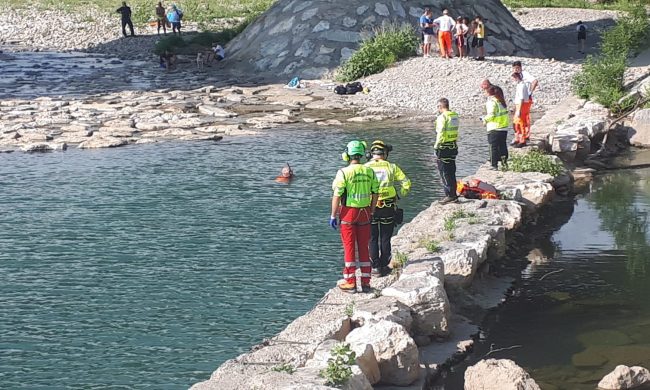 Cade nelle acque del Brembo e non riemerge. Ragazzino di 12 anni muore annegato