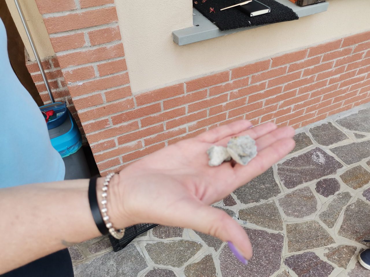 “Ci cadono pezzi di muro in testa”. Gli inquilini delle case comunali scrivono al sindaco