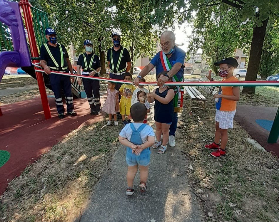 Taglio del nastro ai nuovi parco giochi per i bambini di Capriate