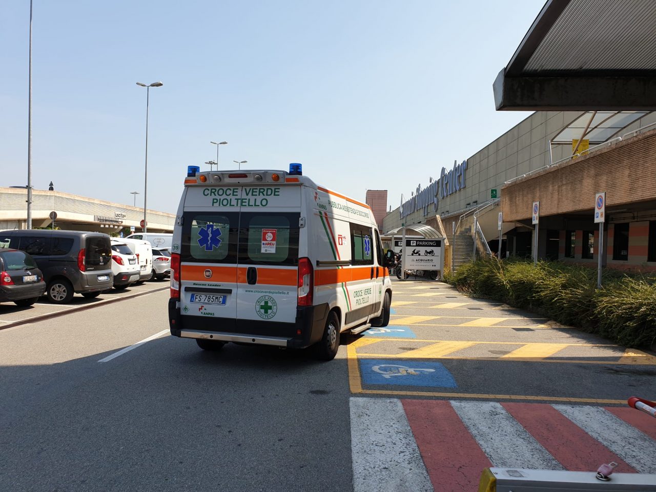 Malore al centro commerciale, soccorso un bambino di 5 anni