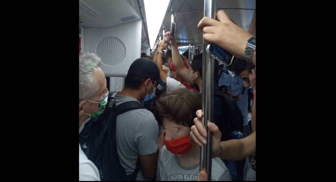 Altro che distanziamento, Metro affollata anche alla vigilia di Ferragosto FOTO