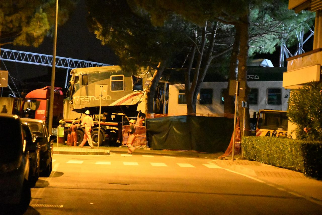 Notte di lavori alla stazione per recuperare le carrozze del treno deragliato FOTO E VIDEO