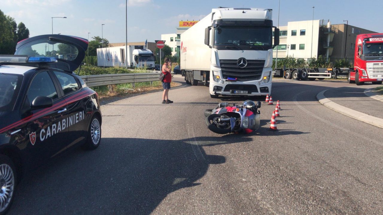Scontro tra camion e moto sulla Cerca, ferito 46enne FOTO