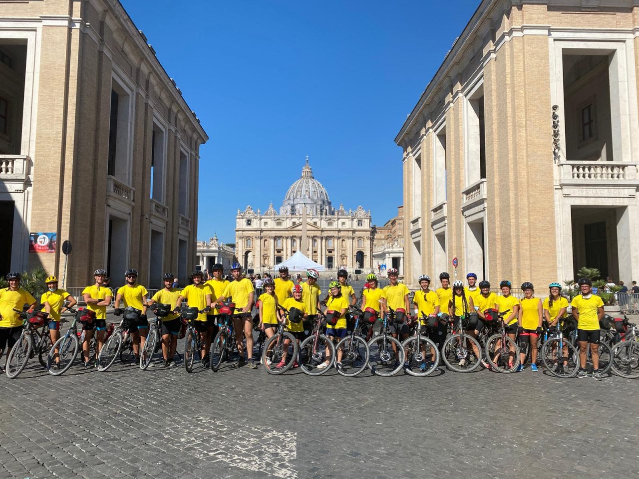 “Siete stati bravi”. Il saluto del papa ai giovani pellegrini in bicicletta di Cernusco sul Naviglio