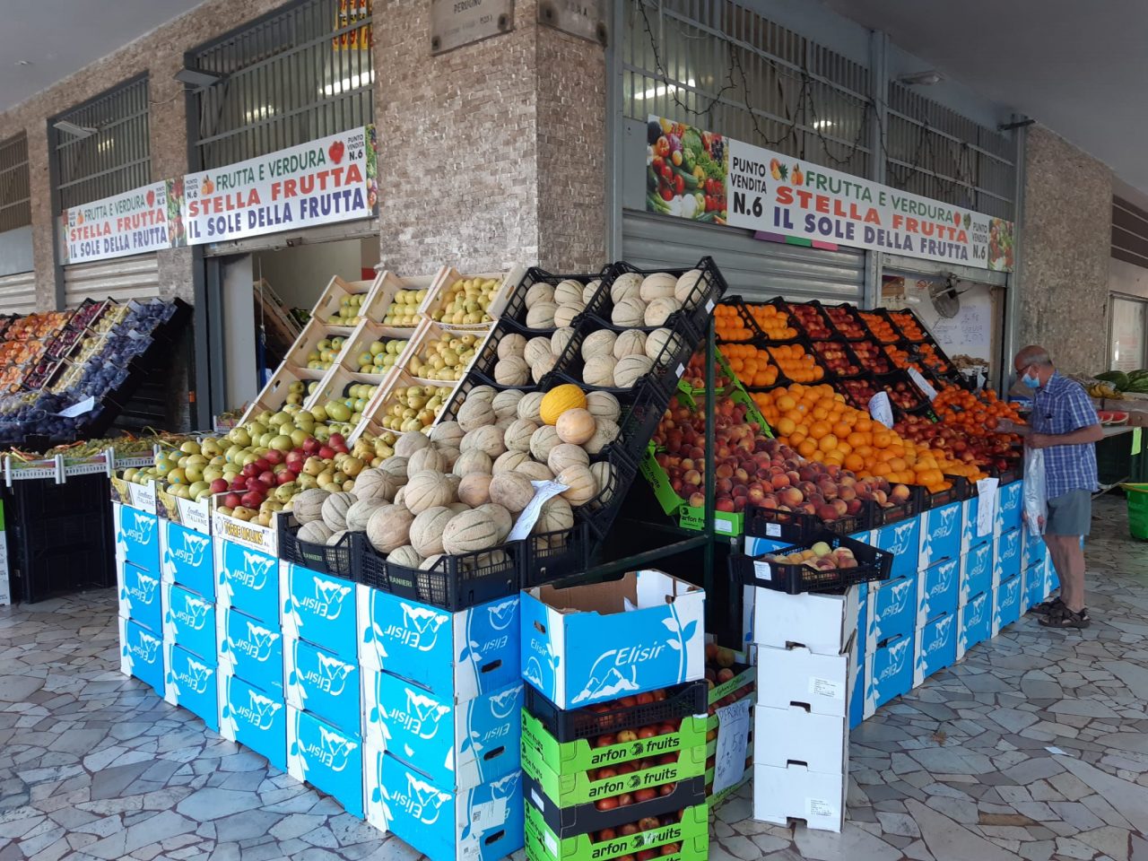 Lavoratori irregolari e mancato rispetto delle norme Covid: maxi multa per un negozio di Pioltello