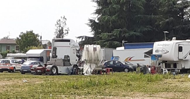 Tenta di allacciarsi alla colonnina dell’elettricità ma resta folgorato, muore 28enne